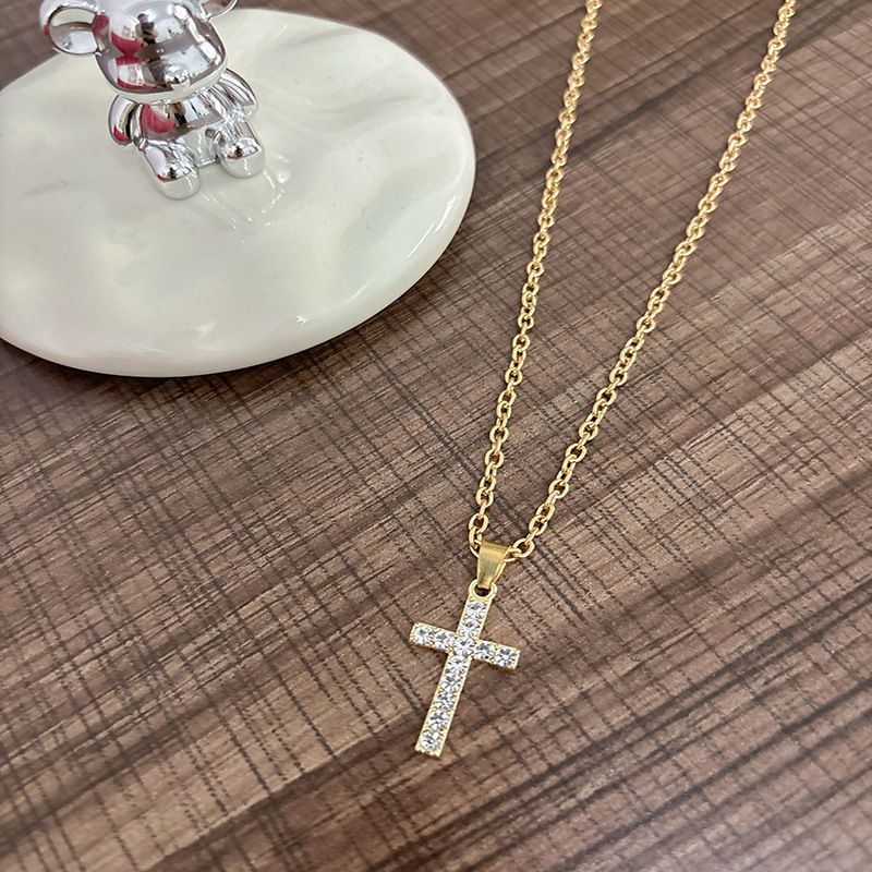 Accessori Collana con croce in metallo sottile, geometrica, semplice e versatile, con micro intarsi di strass, per donna_voghion.com