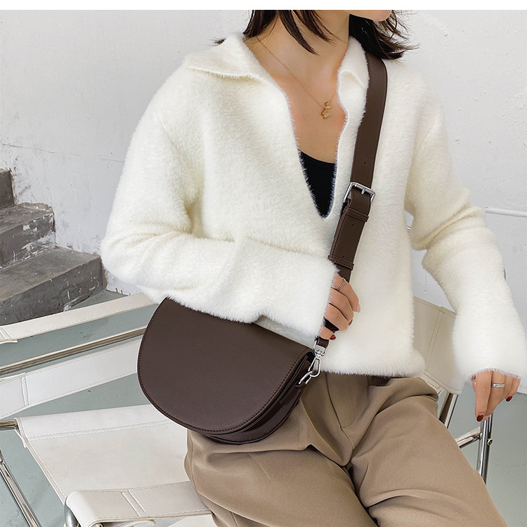 Internet-Promi-Textur breiter Riemen einzelne Schulter Crossbody Damen Frühling neue trendige Satteltasche_voghion.com