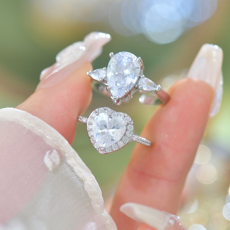 A921 Französischer leichter Luxus, exquisiter, täglich geformter, mikroeingelegter Zirkonia-Taubenei-Diamant-Schatz in Blau_voghion.com