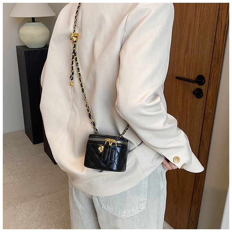 Xiaoxiangfeng Mini Lingge Chain Shoulder for Women 2024 New and Fashionable Crossbody Bag, Popular on the Internet,_voghion.com
