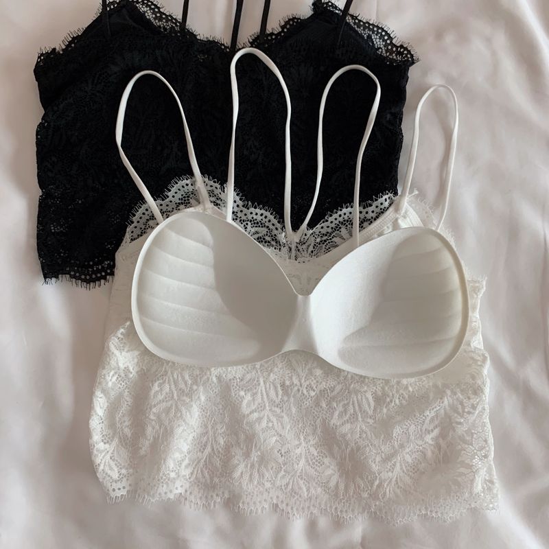 Bellissimo reggiseno interno in pizzo con canotta nera sul retro_voghion.com