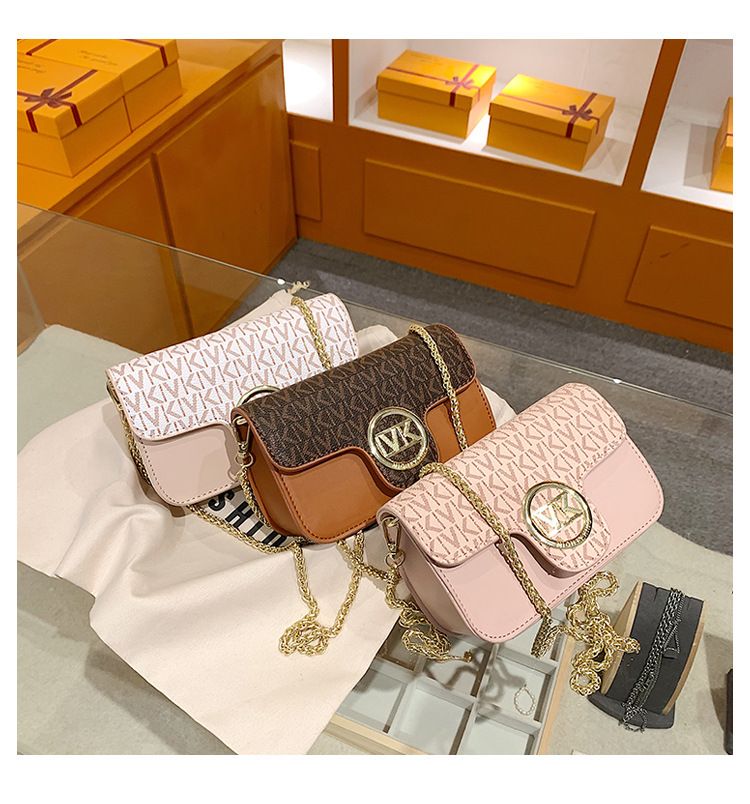 2023 Zomer Nieuwe Tas Damesmode Europese en Amerikaanse Contrast Bedrukte Ketting Een Schouder Crossbody Grote Capaciteit Kleine Vierkante Tas_voghion.com