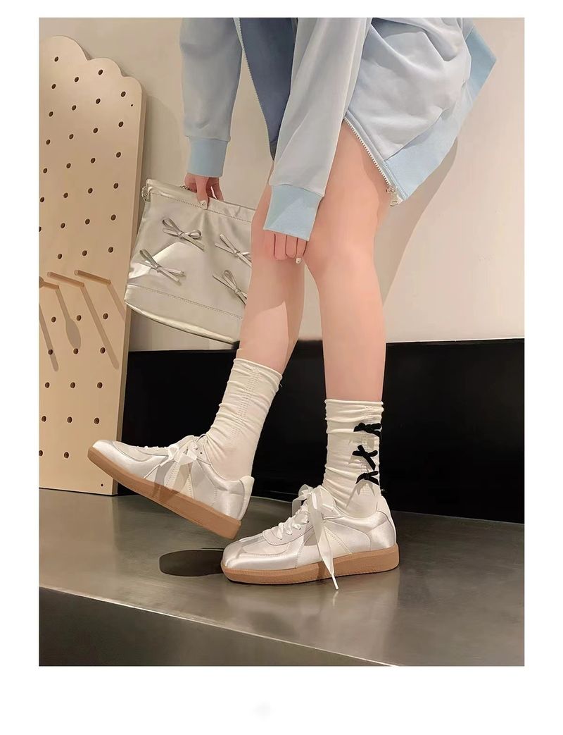 Ballerinarianism 2024 Frühjahr Neue Weiche Sohle Satin Quadratischen Kopf Innen Erhöhen Casual Vielseitige Deutsche Trainingsschuhe für_voghion.com
