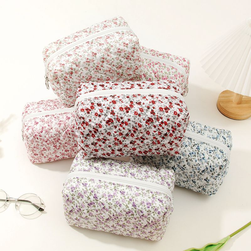 Borsa cosmetica in cotone con motivo floreale, piccola, trapuntata, da viaggio, in cotone, con interno antivento_voghion.com