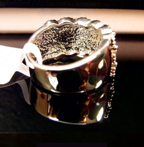 gioielli, anello classico di lusso con diamanti pieni e brillanti_voghion.com