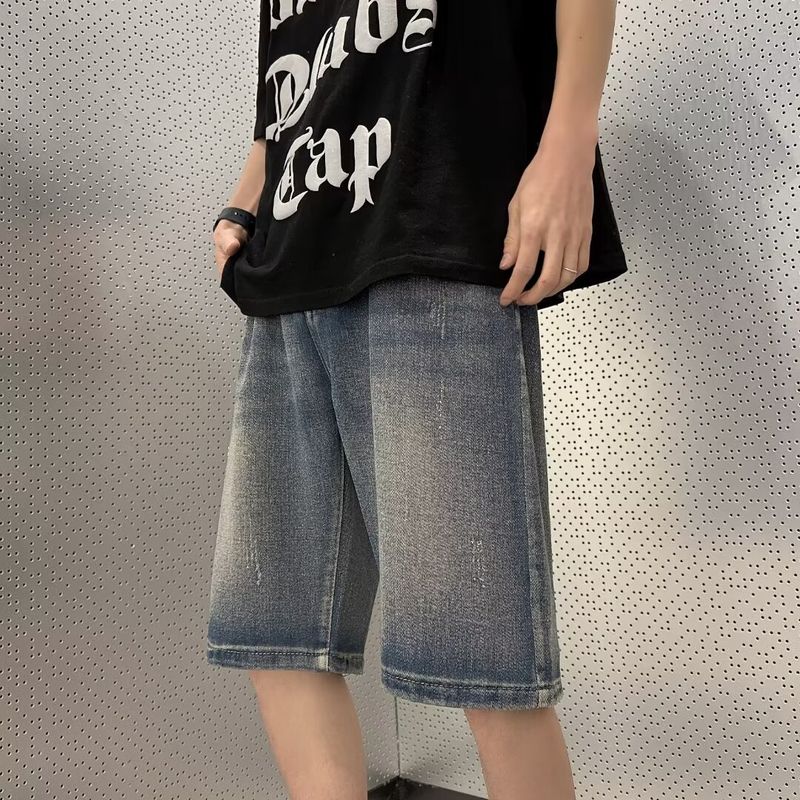 Les hommes portent des shorts en jean fins et décontractés en été, des pantalons amples et polyvalents à cinq points, des pantalons décontractés de marque High Street tide._voghion.com