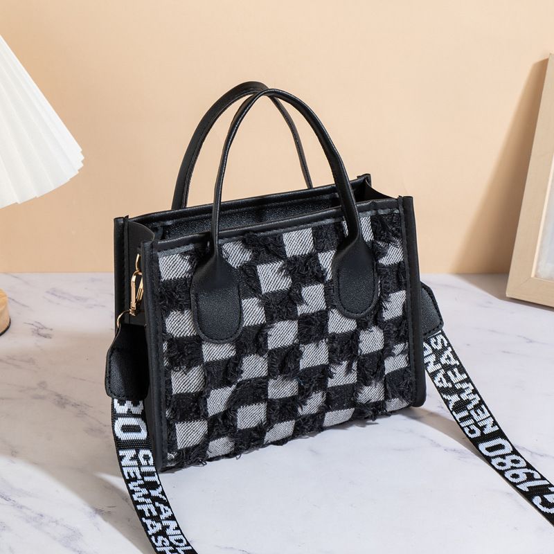 Sac bandoulière en jean à damier pour femme – Sac à main rétro vintage pour femme (polyvalent et minimaliste, poignée supérieure et bandoulière réglable)_voghion.com