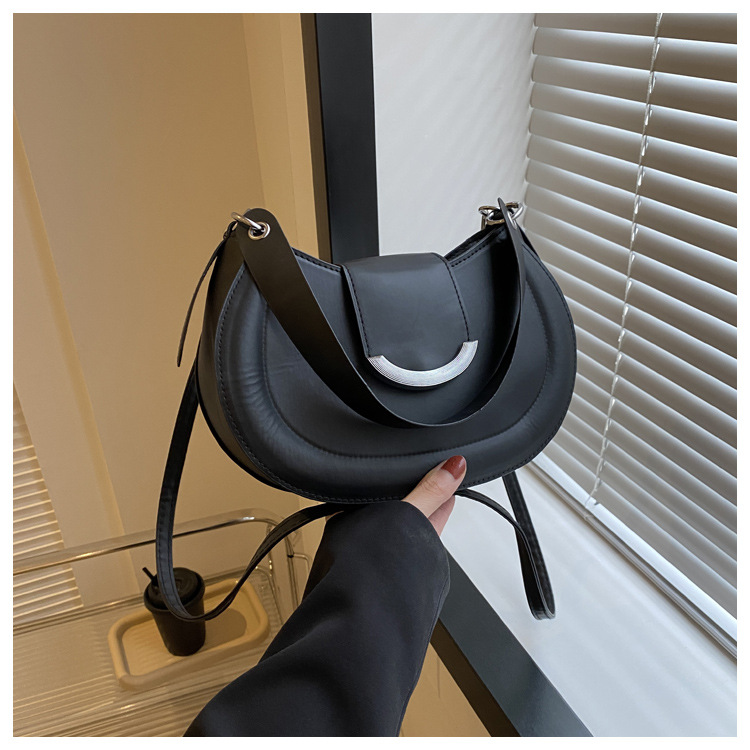 Borsa semplice per ascelle di nicchia Borsa casual a mezzaluna popolare 2023 Nuova borsa estiva Borsa a tracolla di tendenza della moda da donna_voghion.com