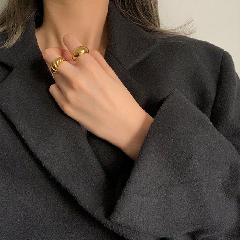 Anello unisex per coppia, in stile minimalista, con superficie liscia e spessa in oro francese, con filetto a baguette, per donne_voghion.com