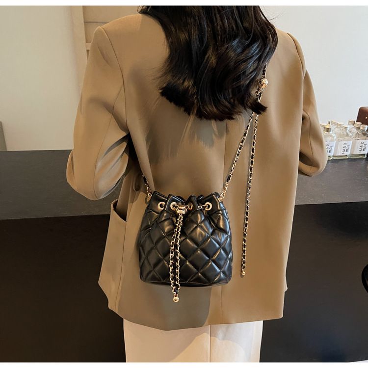 Damen Bucket Bag Diamond Chain Crossbody Bag Kleine Bucket Bag mit Kordelzug Leichte, luxuriöse, runde Bucket Bag Umhängetasche Crossbody Bag Frau_voghion.com
