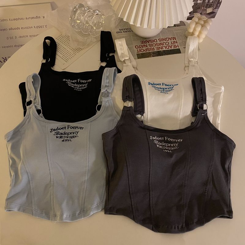 Kuuma tüdruku kevadsärgi tikitud kirjaga kitsas lõige ja rinnahoidjaga ülaosa_voghion.com