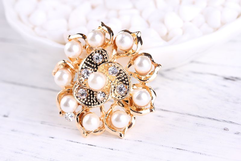 Kadınlar için yeni Kore tarzı moda tüm uyumlu inci yapay elmas broş popüler pin kaynağı_voghion.com
