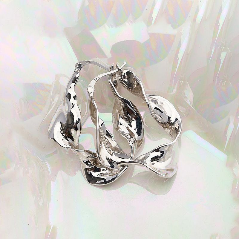 Orecchini a cerchio intrecciati irregolari in argento sterling S925, leggeri, di lusso, alla moda, dal design geometrico per le donne. Orecchini di design di nicchia alla moda._voghion.com