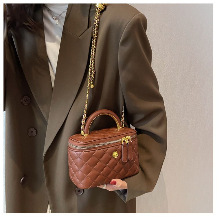 Ins Chain Mode för kvinnor 2024 Ny Lingge mångsidig trendig stil Crossbody Box Handhållen liten fyrkantig väska_voghion.com