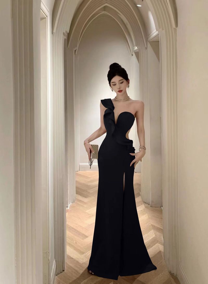 Abito da sirena con spalle scoperte, orlo asimmetrico e inserti in rete trasparente - Abito da sera con spacco profondo per feste e serate di gala (nero/bordeaux, S-XL)_voghion.com