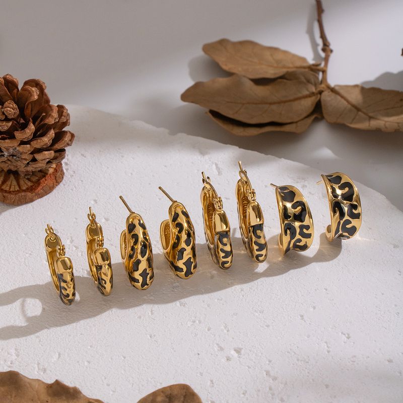 Einzigartige Ohrclips mit Leopardenmuster in Schwarz und Gold – exklusive Accessoires mit geometrischem, unregelmäßigem Muster_voghion.com
