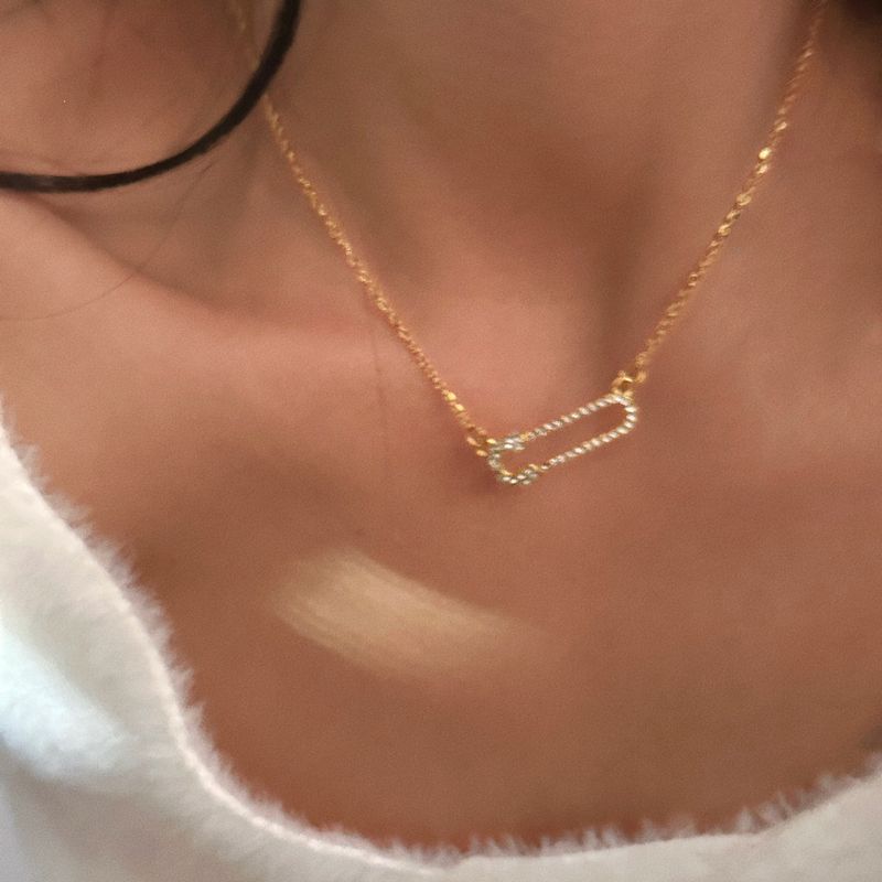 Ciondolo segnalibro unisex con graffetta in acciaio al titanio elettroplaccato, semplice e con zirconi._voghion.com