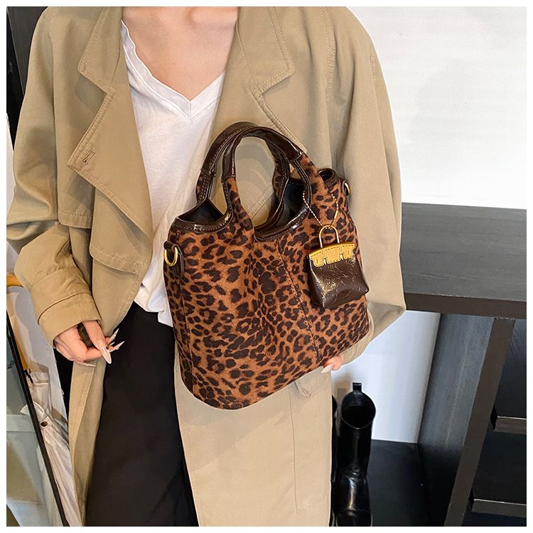 Leopardenmuster für Damen 2024 Herbst neue trendige Mode Schulter koreanische Version Nischendesign Achseltasche_voghion.com