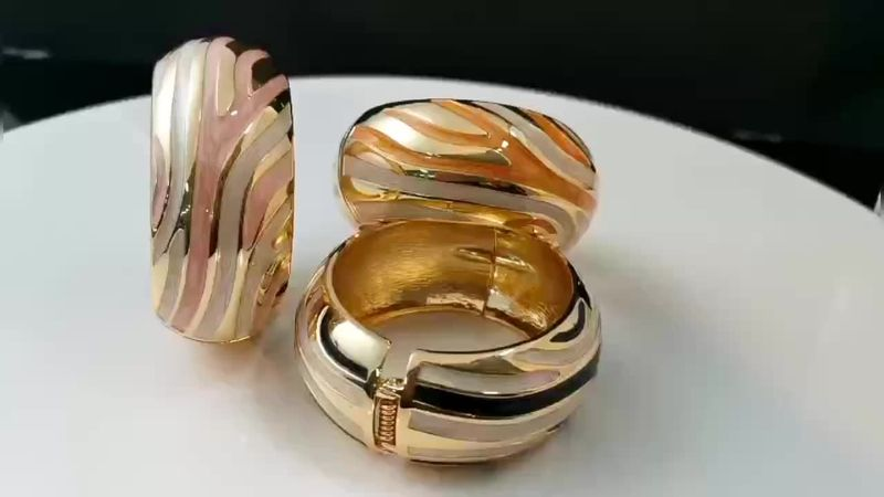 Hot Fashion Retro Gold W Elegant Ladies Drop Oil Patchwork Hand Accessories Bracelet_voghion.com