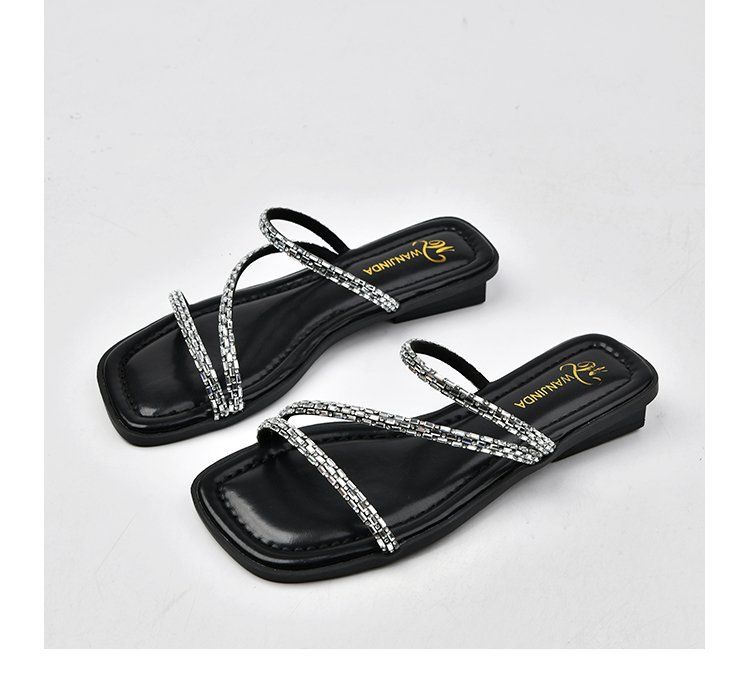 Žemo kulno prancūziškos moteriškos basutės su cirkoniais - elegantiškos sidabrinės vasarinės šlepetės, kurias galima avėti prie suknelių_voghion.com