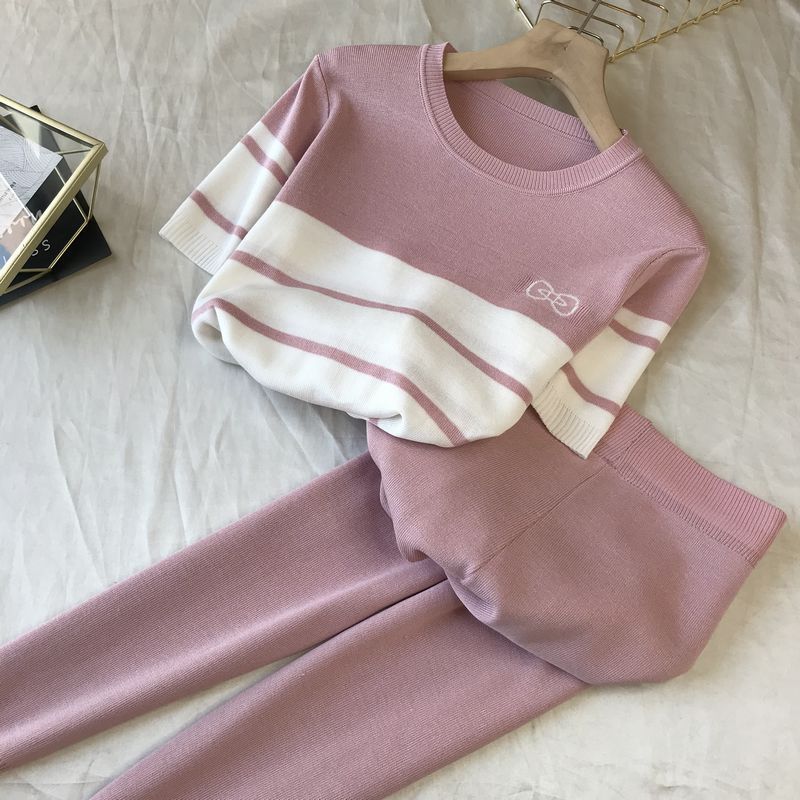 Set van gebreid damestopje met ronde hals, korte mouwen, zoete strik en contrasterende kleur + elastische skinny broek_voghion.com