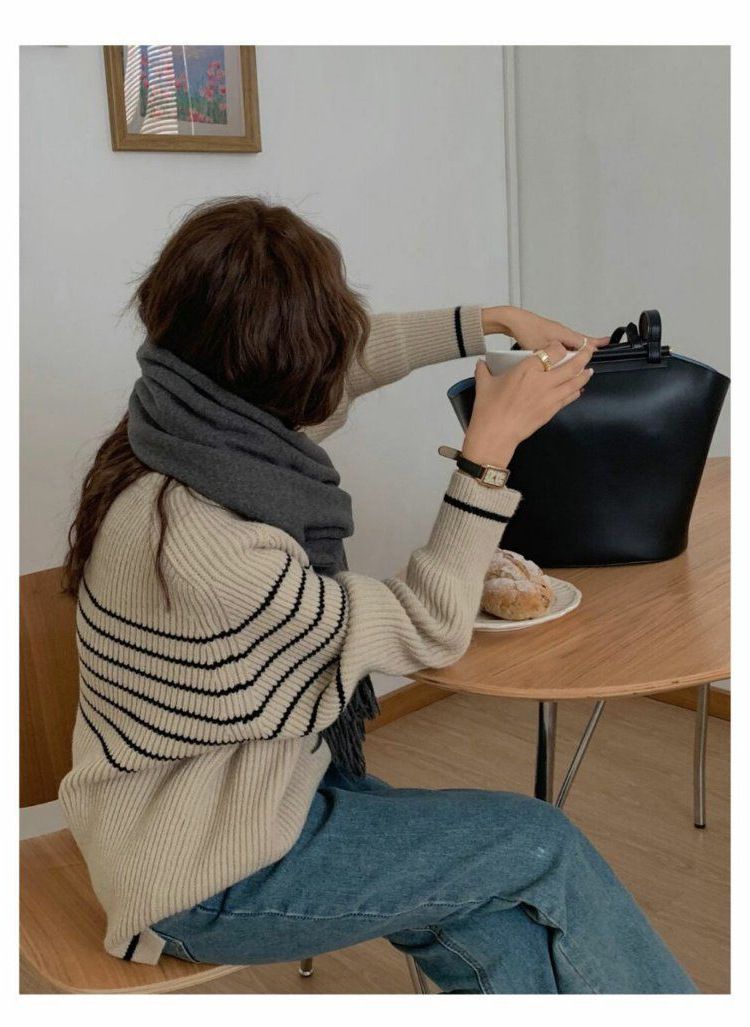 Lässiger, gerippter Pullover mit schwarz-weißen Streifen für Damen – Trendiger koreanischer Stil für Herbst/Winter 2023 – locker, weich, rund geschnitten_voghion.com