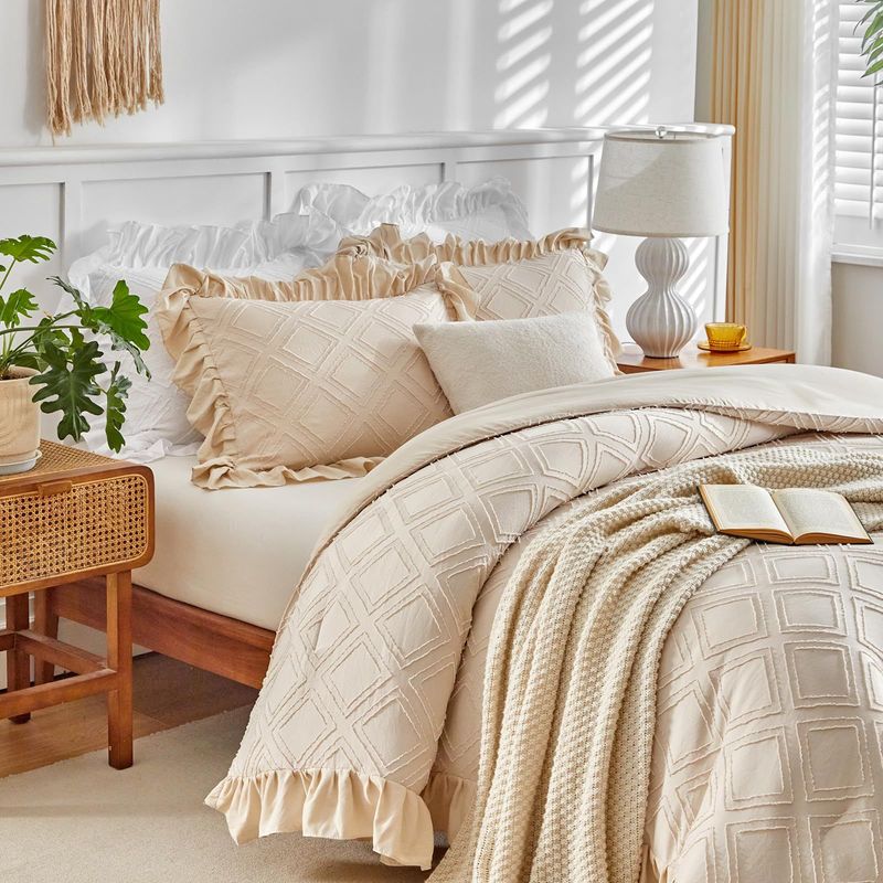Ruffled Diamond Embroidery Tufts Breathable Queen Size Comforter Sets, All-Season Down-Alternative 3-Piece Bedding Set_voghion.com