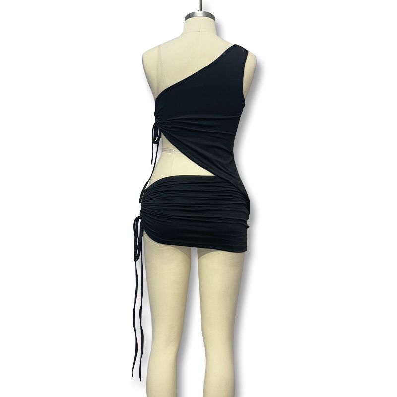 Stile Instagram, moda estiva di nicchia con design monospalla, canotta stropicciata, gonna corta, due pezzi per donna_voghion.com