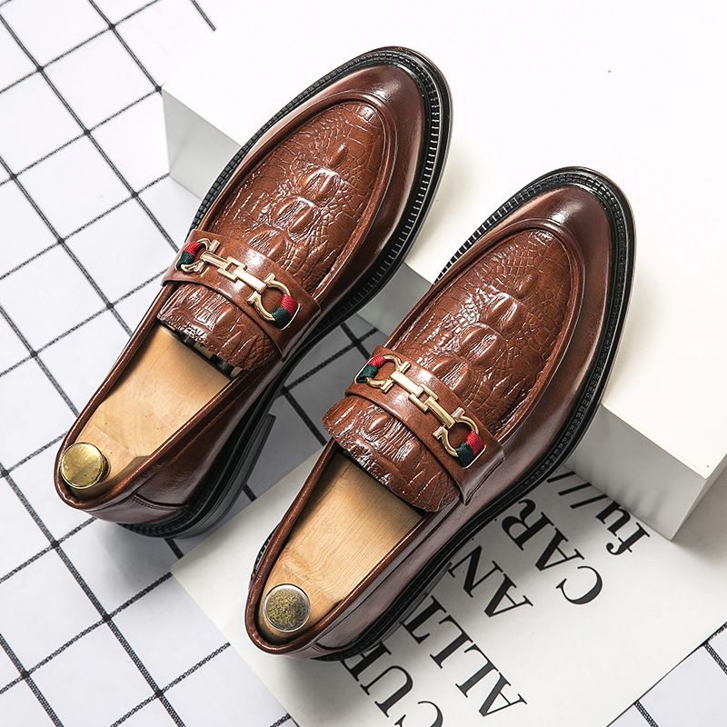 Voyage Foreign Trade, versão coreana, sapato casual slip-on de couro, modelo brogue, com sola grossa e detalhes esculpidos, estilo britânico, com borla._voghion.com