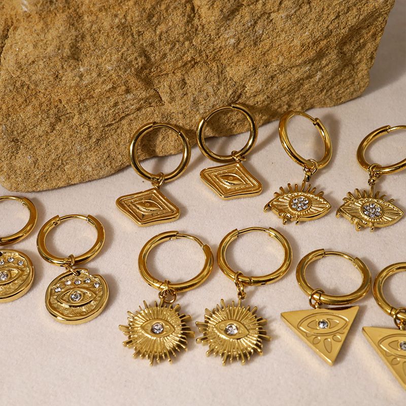 Serie Devil's Eye de acero inoxidable: una sensación elegante y fresca, y aretes versátiles para desplazamientos diarios._voghion.com
