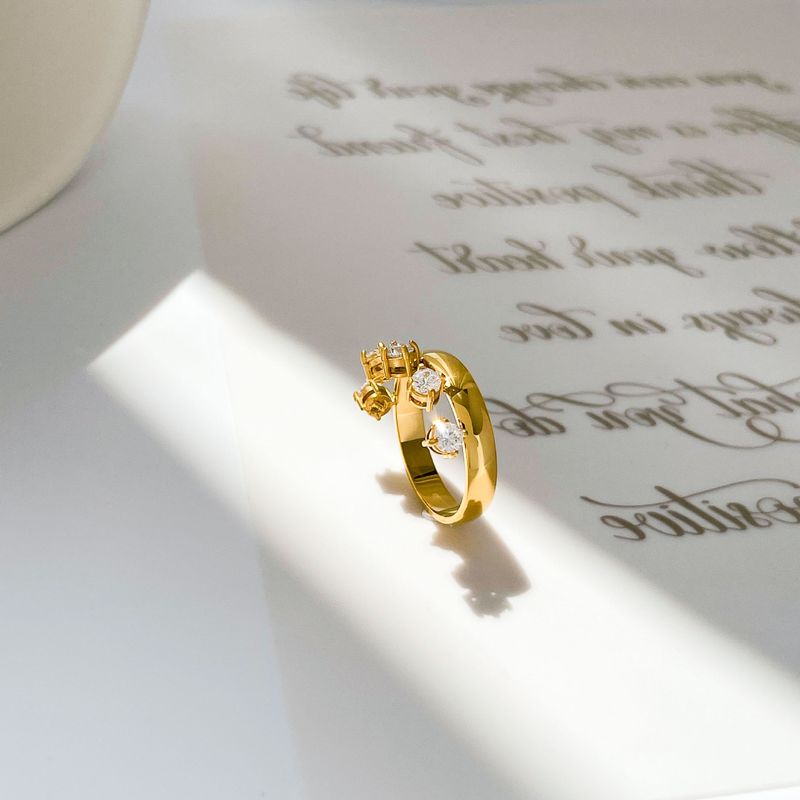 Blingbling Quadratisches Set mit fünf kleinen Diamanten, rotem Zirkon, Titanstahl, Goldring_voghion.com