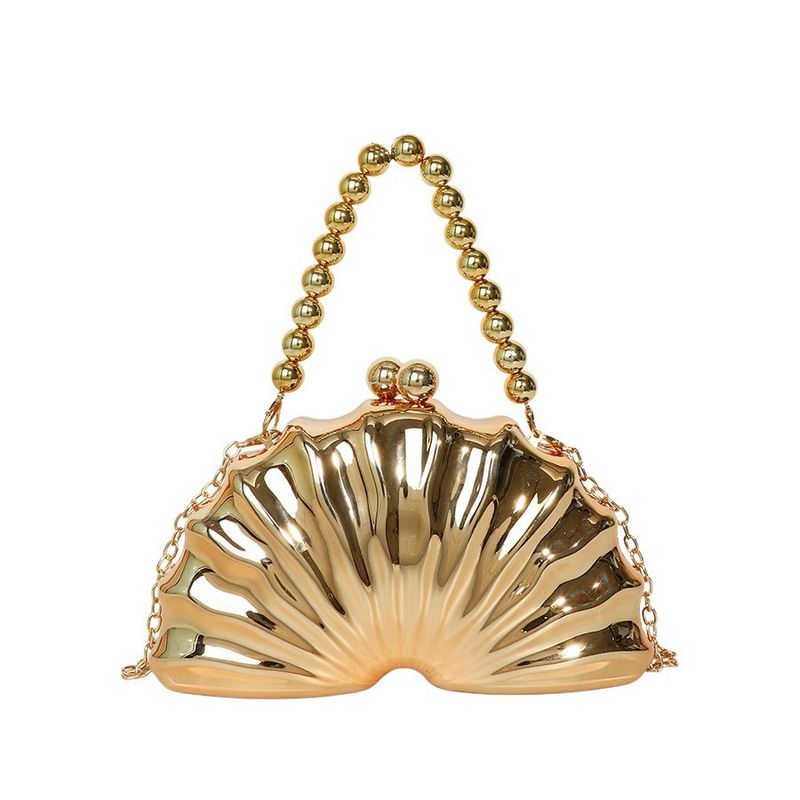Borsa a tracolla da sera in acrilico color corallo con catena a forma di conchiglia, da donna_voghion.com
