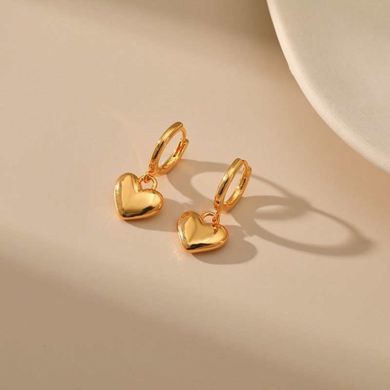 Herzförmige, farbechte, trendige Ohrringe mit echtem K-Gold. Klassischer Stil, passend zu allen Business-Looks._voghion.com