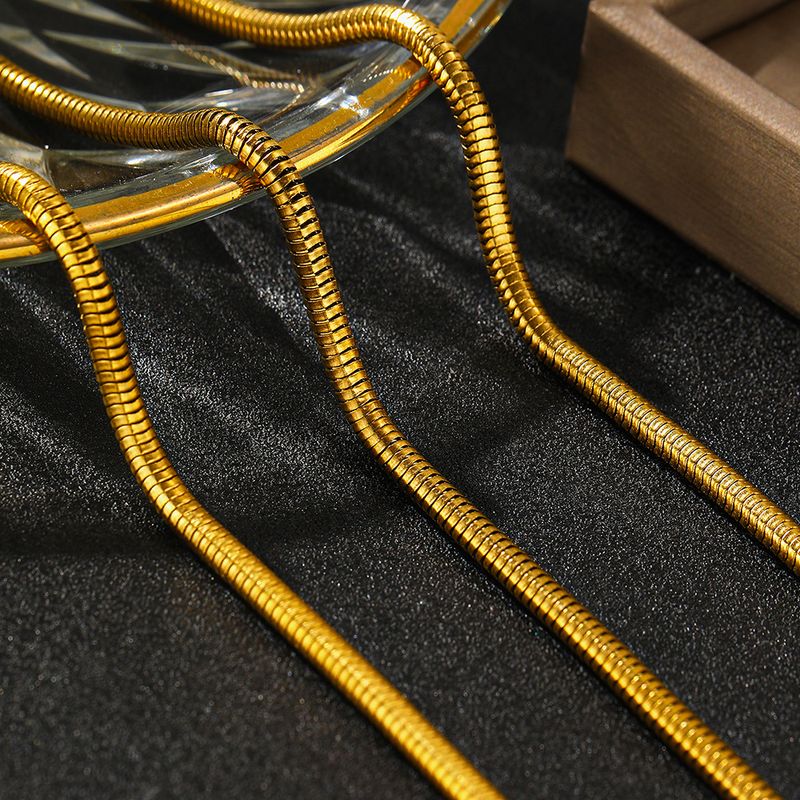 Collana con catena spessa rotonda in acciaio al titanio, leggera, di lusso, minimalista, in metallo cubano, pesante e artigianale._voghion.com