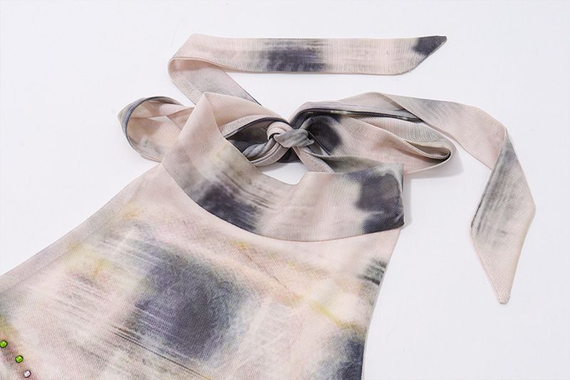 Canotta da donna con stampa traforata sexy, nuova collezione autunno 2023, con laccetto al collo alto e ombelico esposto_voghion.com