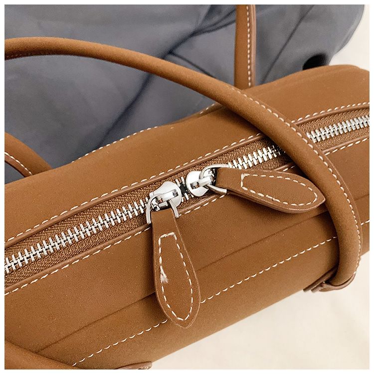 Bolsas de design de nicho para deslocamento com axila fosca com costura de carro grande capacidade ombro 2024 bolsa feminina premium_voghion.com