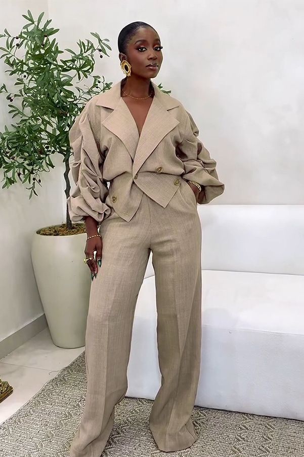 Completo da donna per il pendolarismo: camicetta con ampio risvolto e pantaloni con maniche a pieghe_voghion.com
