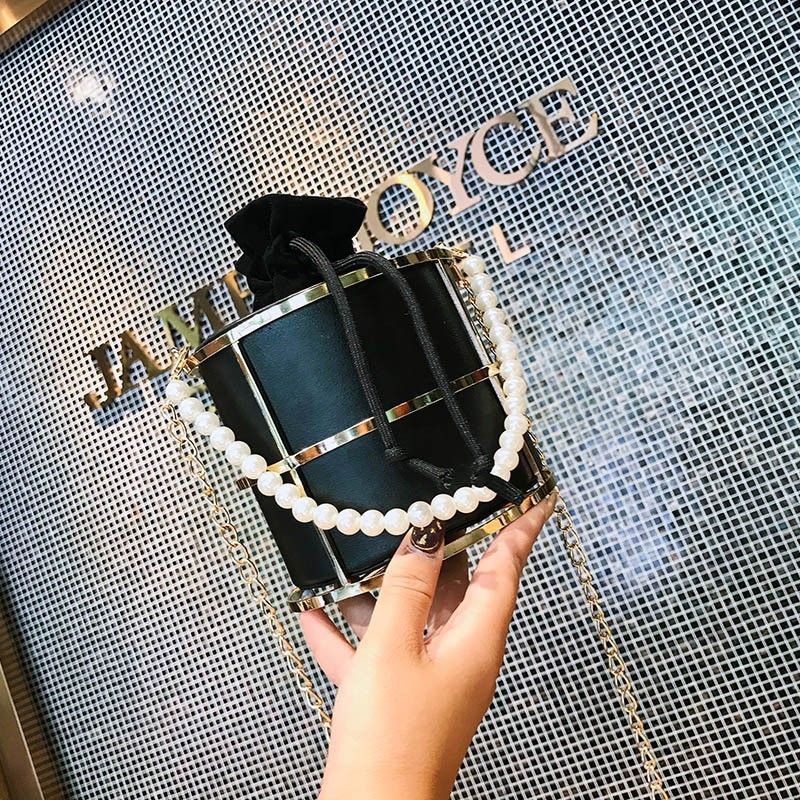 Articolo caldo Iron Art Hollow Drawstring Bucket New Ins Trend Pearl Handheld Chain Elegante borsa a tracolla_voghion.com