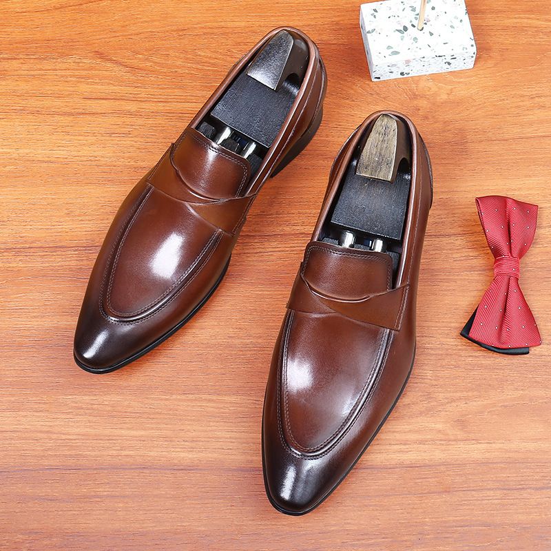 Paar Herrenschuhe im britischen Stil, aus echtem Leder mit spitzen Spitzen, geeignet für Business-Casual-Kleidung, mit einem Fuß auf_voghion.com