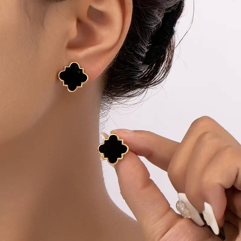Coppia di orecchini a bottone in smalto a forma di trifoglio portafortuna, delicati ed eleganti, per un accessorio da festa di fine anno._voghion.com