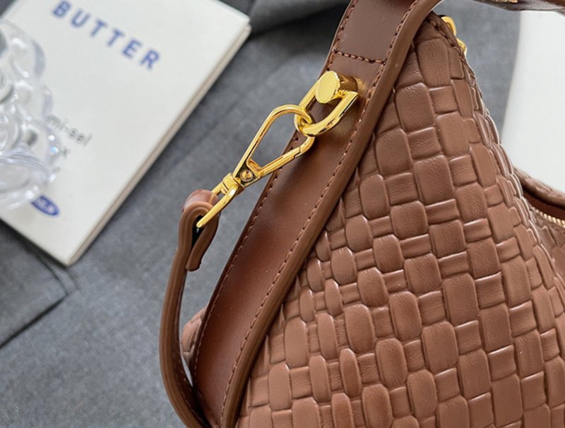 2024 New Fashion Small Square Bag Women's Crossbody Bag Atmospheric and Simple Underarm Bag Single Shoulder Bag Handbag_voghion.com