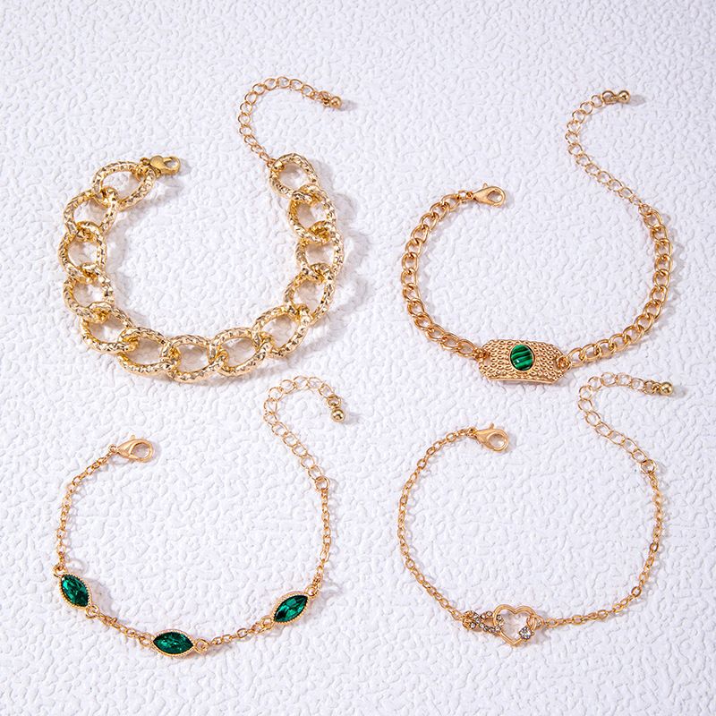 Nuovo set di quattro braccialetti a forma di cuore versatili in stile punk con catena cubana._voghion.com