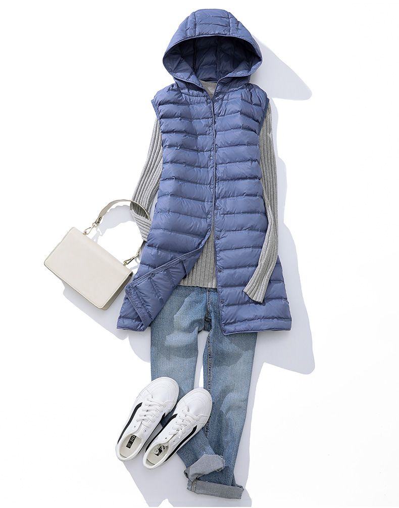 "Gilet leggero da donna slim fit in piuma d'oca, lunghezza media, con cappuccio, design laminato senza cuciture, color cachi/nero/beige"_voghion.com