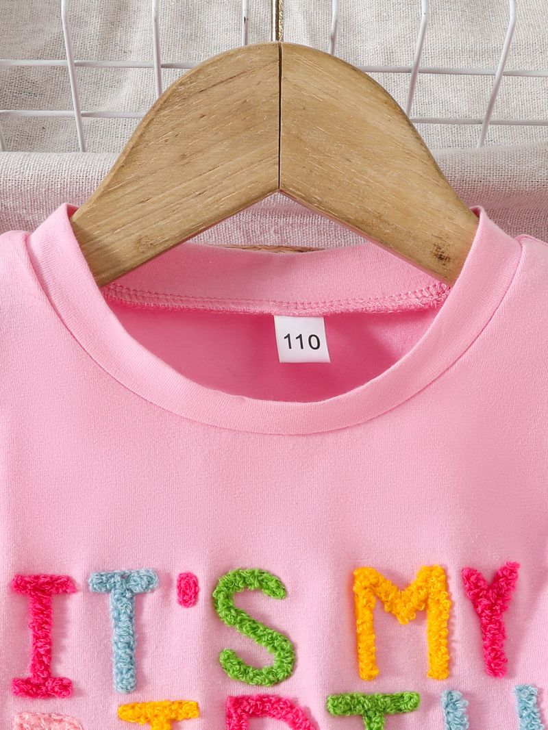 Completo estivo da bambina con stampa dorata e lettere colorate per la festa di compleanno, stile nuovo, a due pezzi, con gonna a rete arcobaleno e top a righe._voghion.com