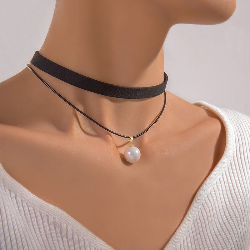 Collier ras du cou simple et tendance en forme de croissant géométrique avec chaîne à clavicule simple et totem en corne_voghion.com