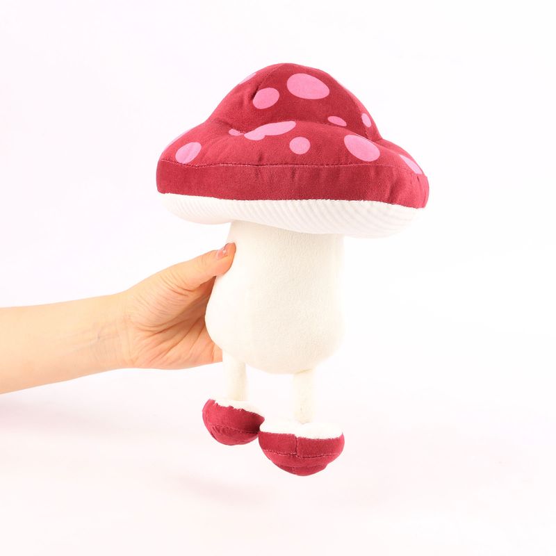 Uroczy loch w pysznym pluszowym grzybku, słodka kreskówka wypchana roślina anime_voghion.com