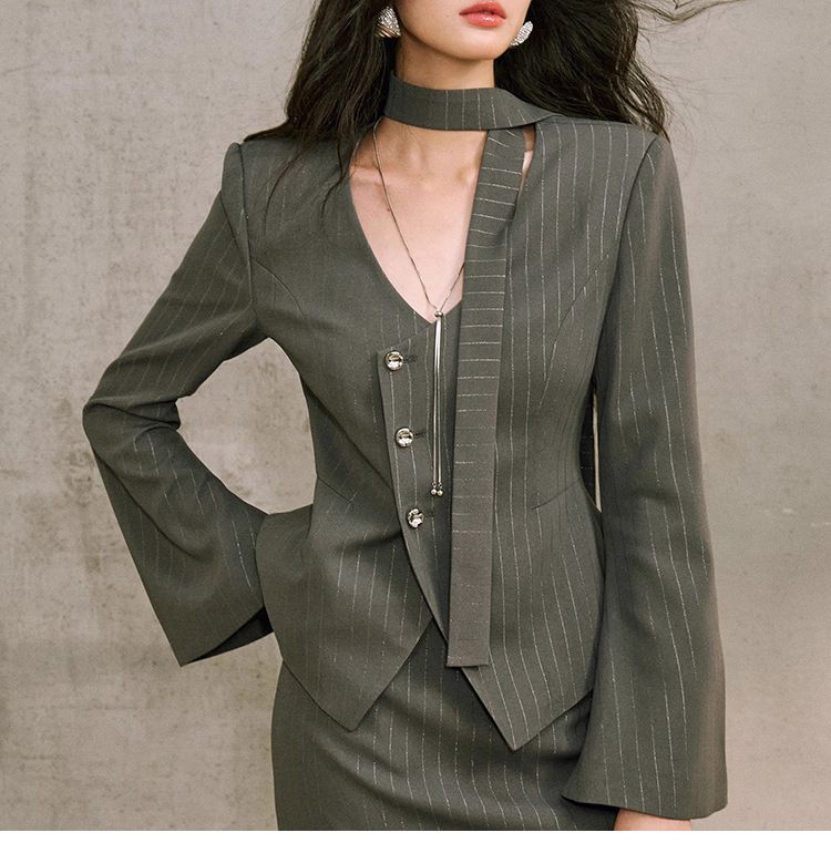 Blazer aderente corto di alta qualità da donna, in seta lucida a righe chiare frantumate, con patta asimmetrica e lungo nastro che stringe la vita_voghion.com