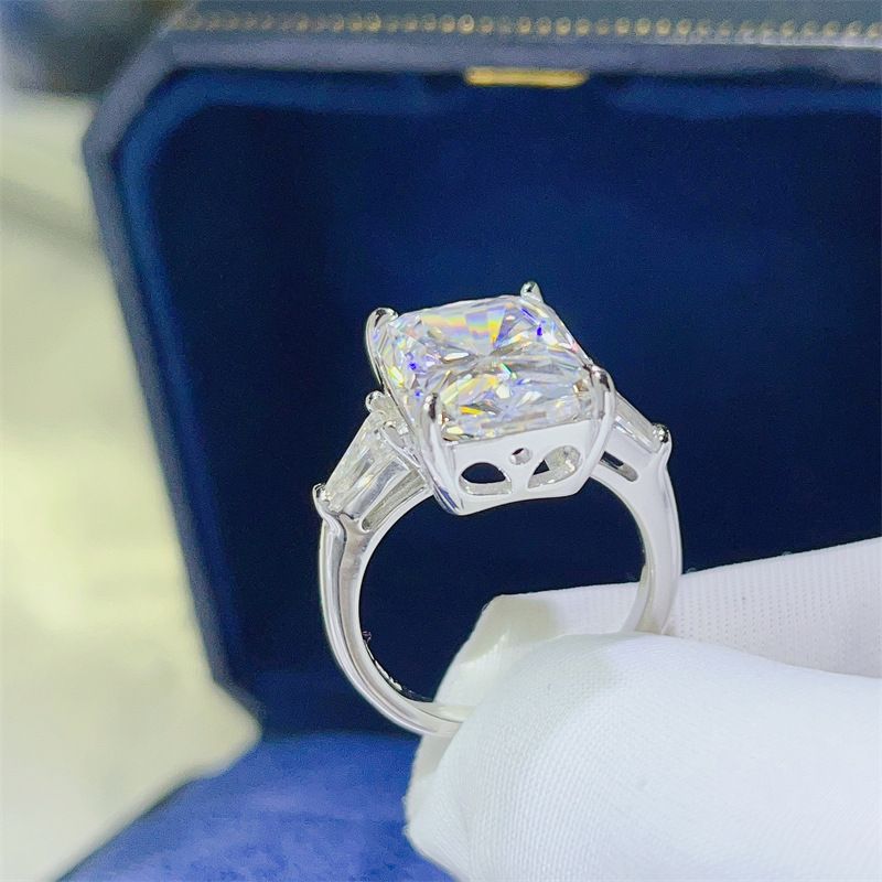 Anello da donna con moissanite piena e radiante da 10 carati, rettangolare, tre pietre, serie Fashion_voghion.com
