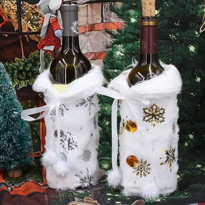 Decorazione di una scena di Natale transfrontaliera con bottiglia di champagne e sacchetto rosso creativo, con fiocco di neve e coperchio per vino_voghion.com