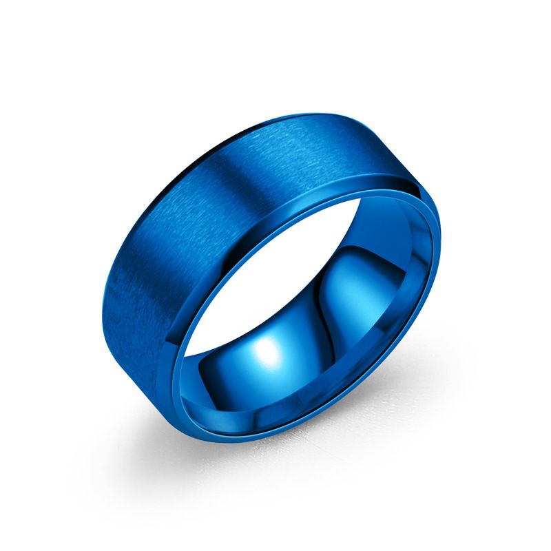 Um anel de aço titânio fosco chanfrado simples para homens e casais como uma pulseira_voghion.com